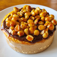 SOBREMESA - Cheesecake MÉDIA de Macadâmia e Toffe de Caramelo (15cm - Rende 6 fatias)