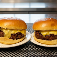 KIT 2 SUPER BURGUERS 180g + Pães de Brioche + Queijo Prato - (rende 2 Unids)