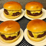 FAMÍLIA - KIT - 4 SUPER BURGUERS Pré Grelhados 180g + Pães de Brioche + Queijo Prato - (rende 4 cheese burguers)