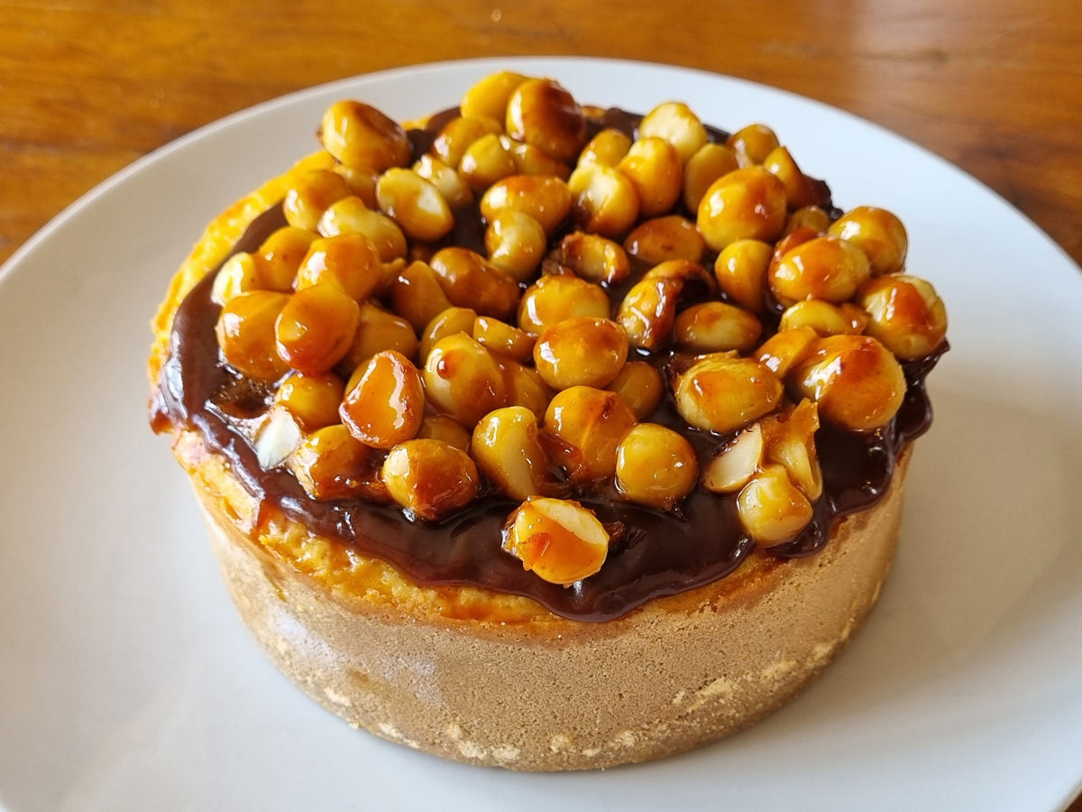 SOBREMESA - Cheesecake MÉDIA de Macadâmia e Toffe de Caramelo (15cm - Rende 6 fatias)