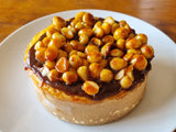 SOBREMESA - Cheesecake MÉDIA de Macadâmia e Toffe de Caramelo (15cm - Rende 6 fatias)