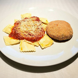 Polpetone de Carne Rech de Mozzarella com Ravioli de Mozzarella ao Sugo 400g - ITÁLIA
