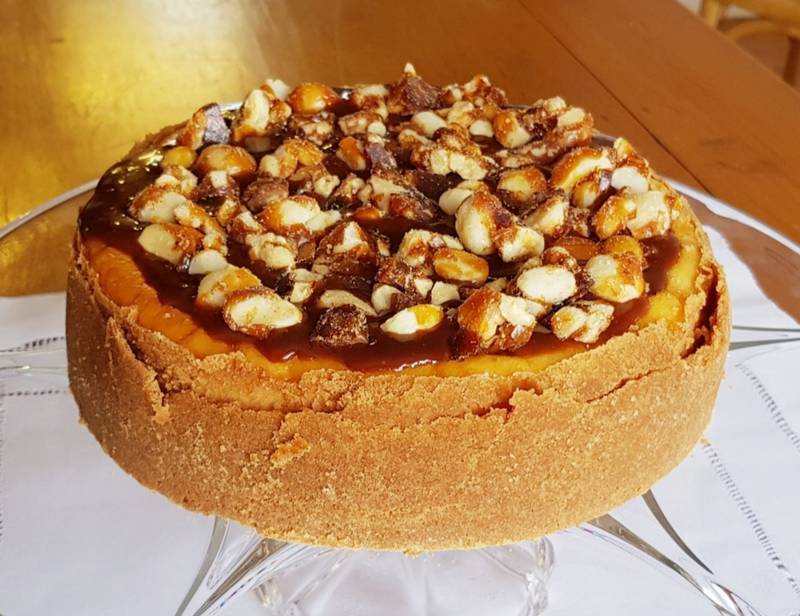 SOBREMESA - Cheesecake GRANDE de Macadâmia e Toffe de Caramelo (18cm - Rende 10 fatias)