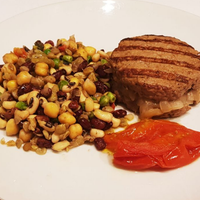 FIT 300 - Hambúrguer de carne recheado de cebola caramelizada, tomate assado e mix de grãos - 300g