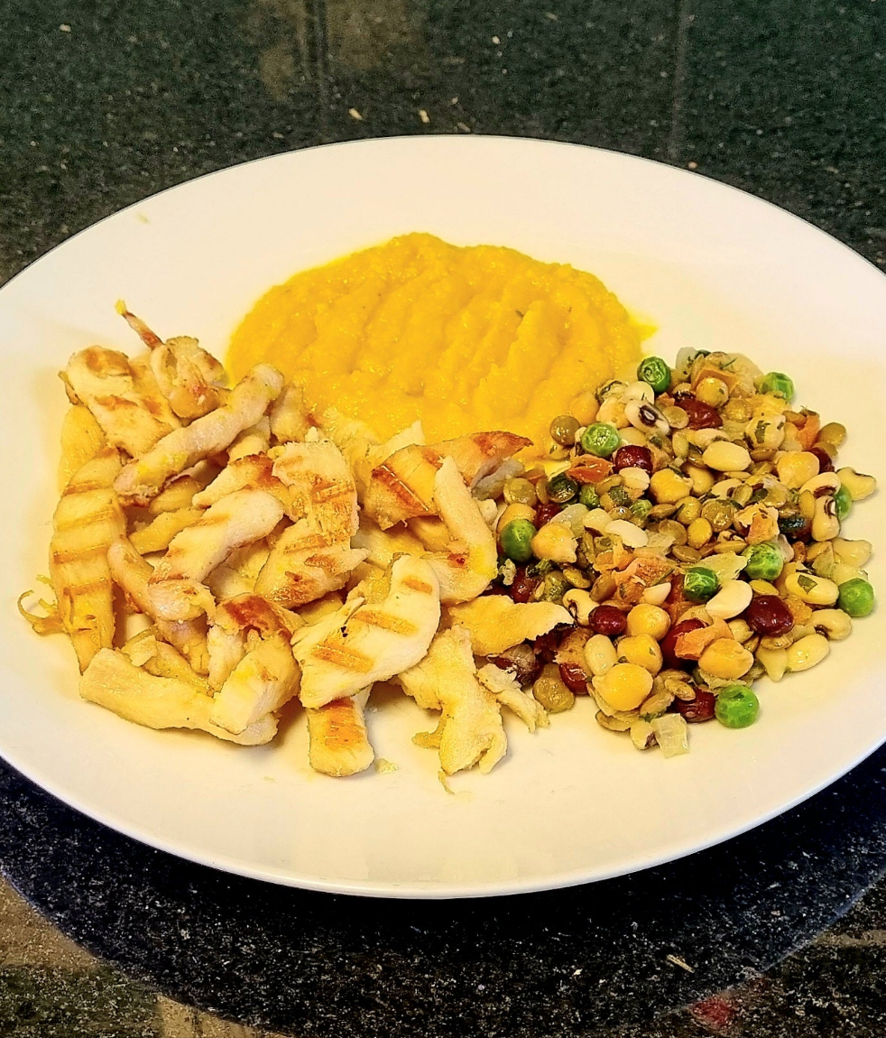 FIT 300 - Tiras de Frango com Mix de Grãos e Pure de Abobóra - 300gr